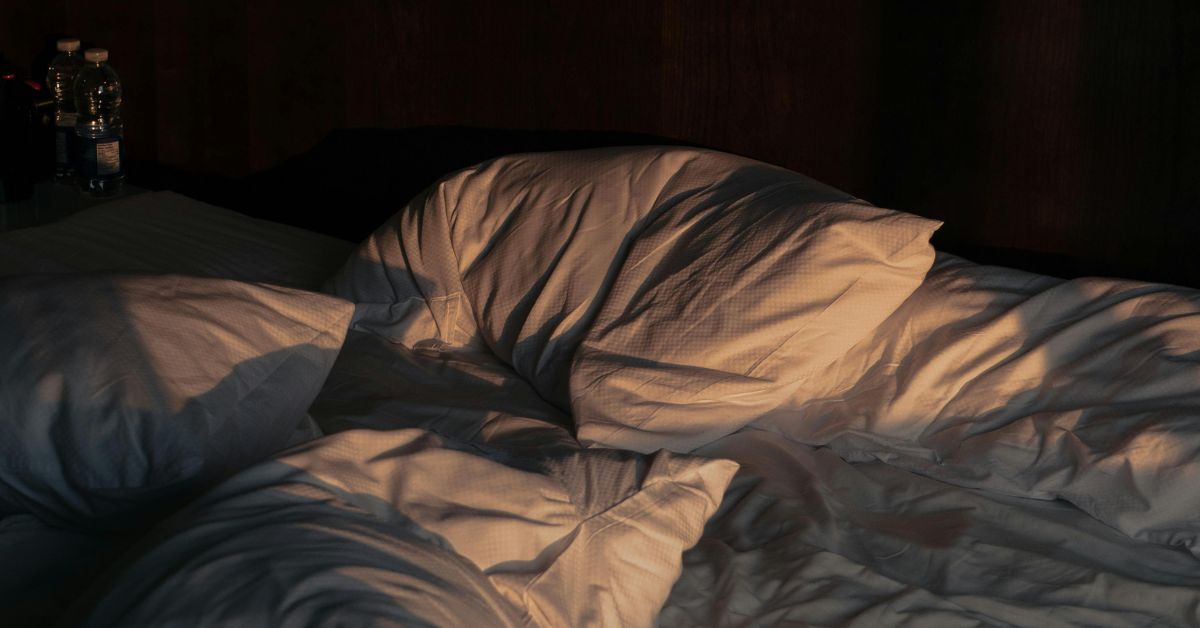 Sleepmaxxing - dlaczego internet oszalał na punkcie rytuałów przed snem